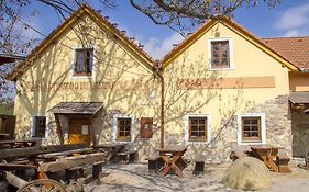 Restaurace & Penzion U Tri Jasanu